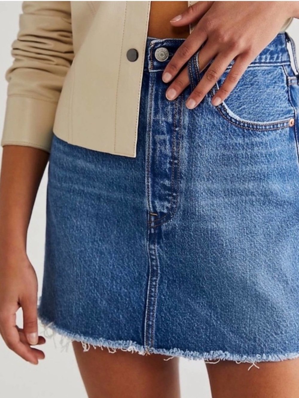 Levi’s Ribcage Denim Mini Skirt Size 28 Medium Wash Raw Hem